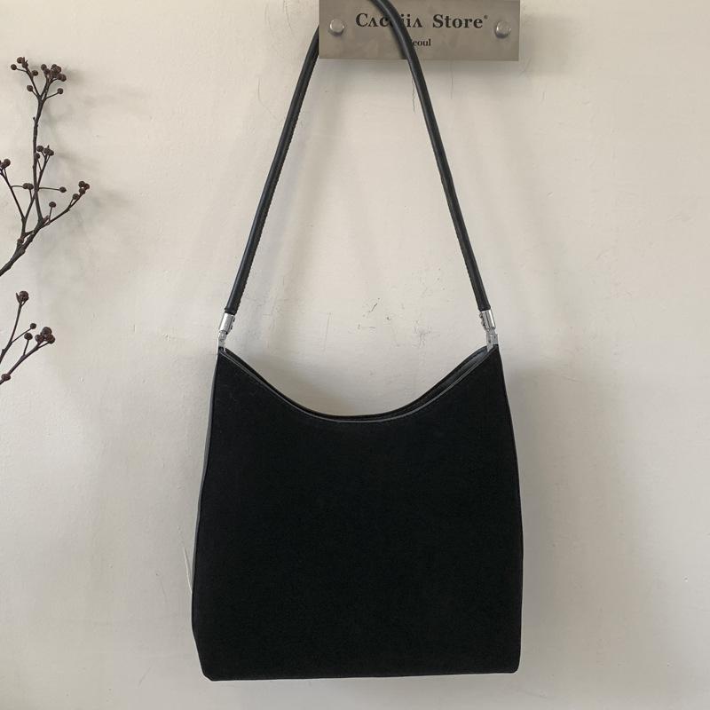 Retro, Fashionable and Casual Tote Bag, A Stylish and Trendy Large-capacity Commuter Single-shoulder Bag for Autumn