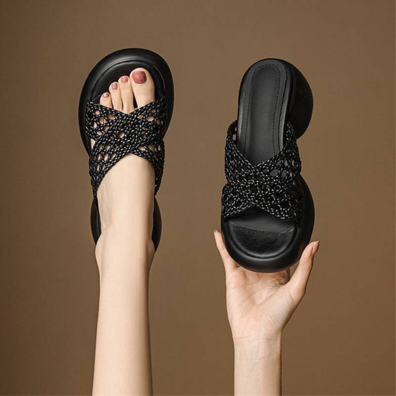 Retro woven hollow cool slippers women's summer wear 2025 new fashionable versatile breathable thick heel one-word drag