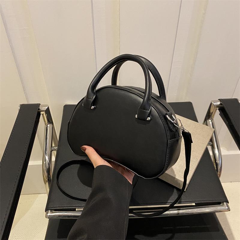 

Корейская версия 2024 года, новый нишевый дизайн, портативная маленькая квадратная сумка, женская изысканная сумка карамельного цвета на одно плечо с косым креплением, женская сумка для боулинга чёрный