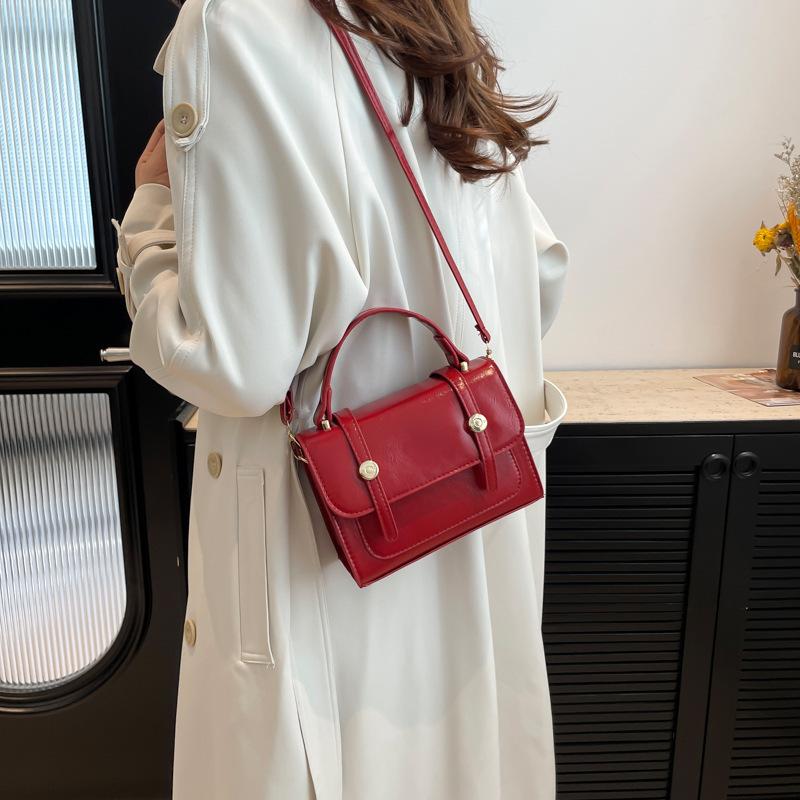 Commuter texture simple fashion handbag 2025 winter new foreign style ins shoulder messenger bag small square bag women
