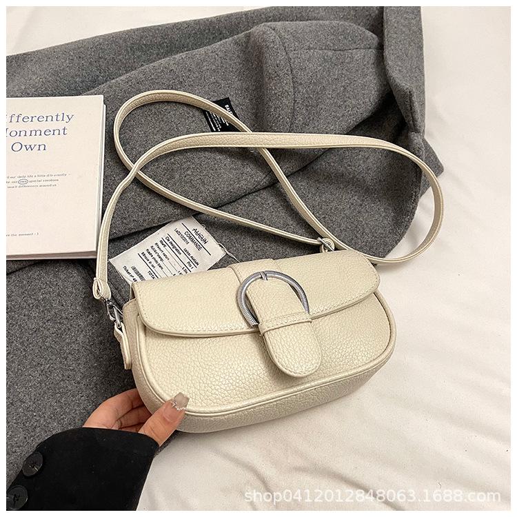 

Нишевая ретро премиум подмышечная сумка-седло женская 2025 новая модная простая и универсальная плечевая портативная сумка для通勤 белый