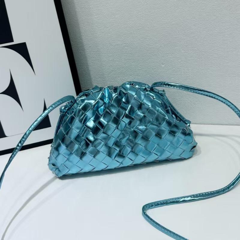 Neue plissierte gewebte Wolkentasche Nische Knödeltasche Windclip Weichleder Umhängetasche Wind