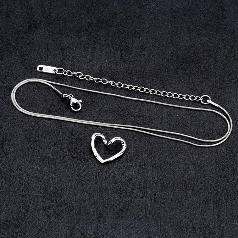 Light Luxury Niche Hollow Love Necklace Female Simple Design Fashion Peach Heart Clavicle Necklace For Women