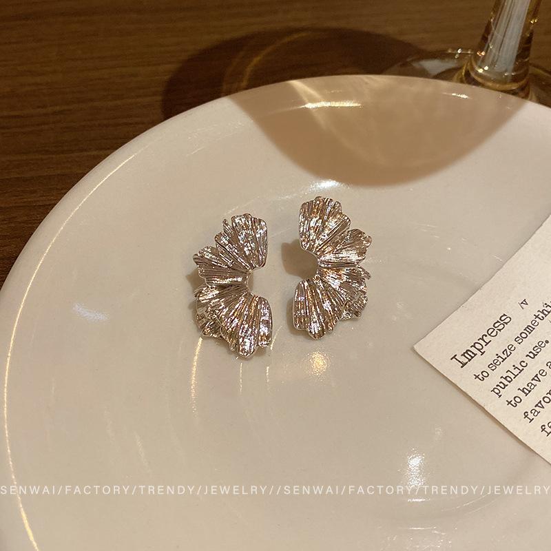 Европейские и американские асимметричные металлические серьги-лепестки женские холодный стиль новые пусеты