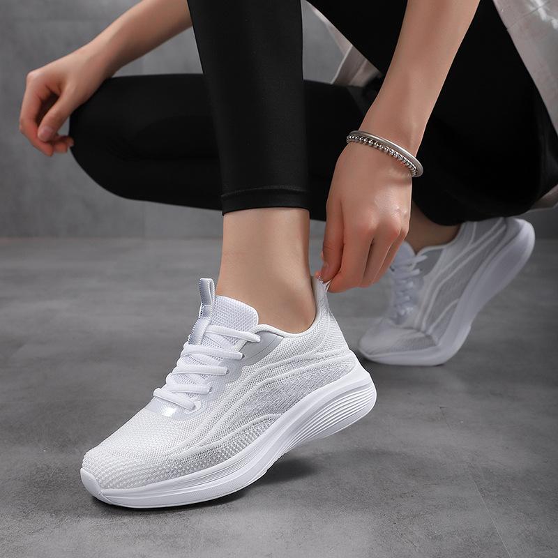 Women's Shoes New Outdoor Sports Shoes Flying Woven Breathable Casual Lightweight Running Shoes Mother Walking Shoes Travel Shoes