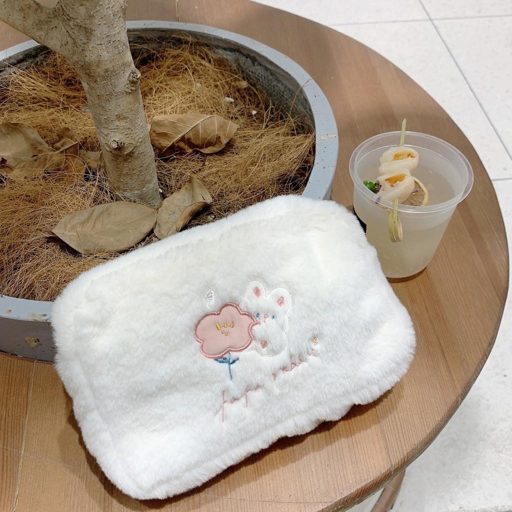 Niedliche Cartoon-Stickerei-Kosmetiktasche aus Plüschmaterial für Frauen, tägliche Verwendung, weiche kleine Tasche