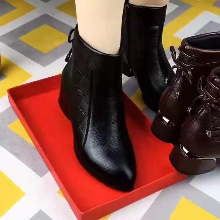 Короткие женские ботинки Martin на низком каблуке зимние новые ботинки 2024 года с заостренным круглым носком толстый квадратный каблук бархатные теплые хлопковые ботинки с бантом 35 3929₽