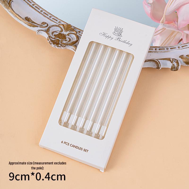 Minimalistischer Tulpen-Kuchenaufsatz mit frischen Blumen und Band für den Muttertag oder Geburtstag