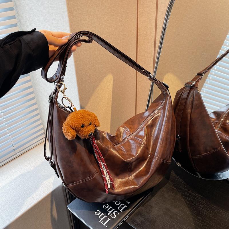 Chic And Simple Women's Dumpling Bag With Sleek Design For Everyday Casual Use