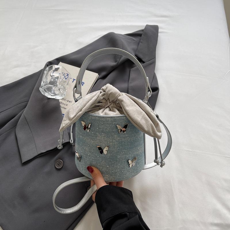 

2025 butterfly shoulder bag denim casual messenger bag commuting high value travel handbag bucket bag небесно-голубой