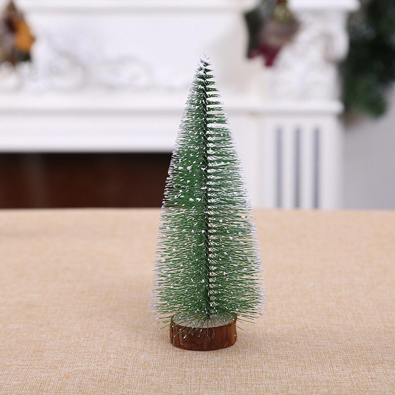 Mini Ornamenti di Natale ad Aghi di Pino Immersi nel Cedro Bianco