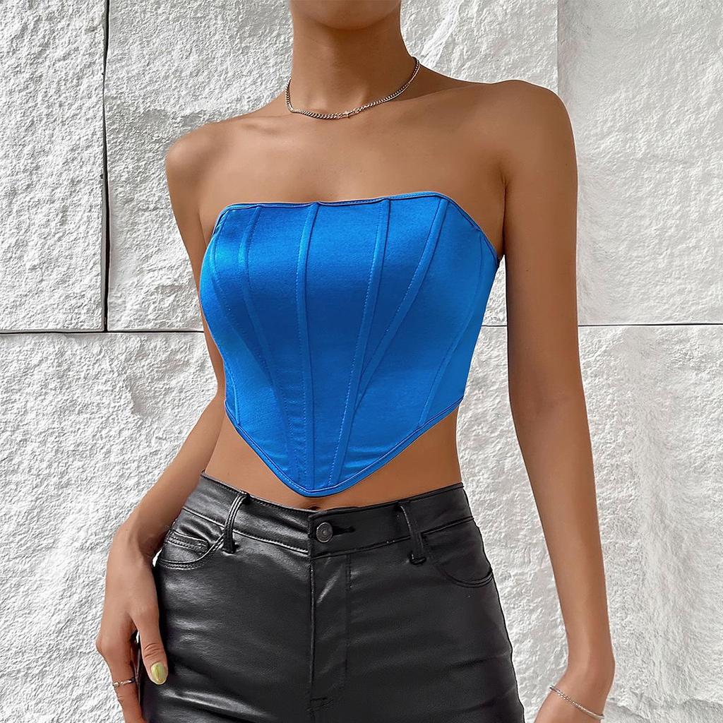 Lesklý top ve tvaru diamantu: Vesta odhalující břicho, bez zad, s kosticemi