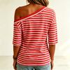 Top a righe da donna, casual e alla moda, con spalle scoperte