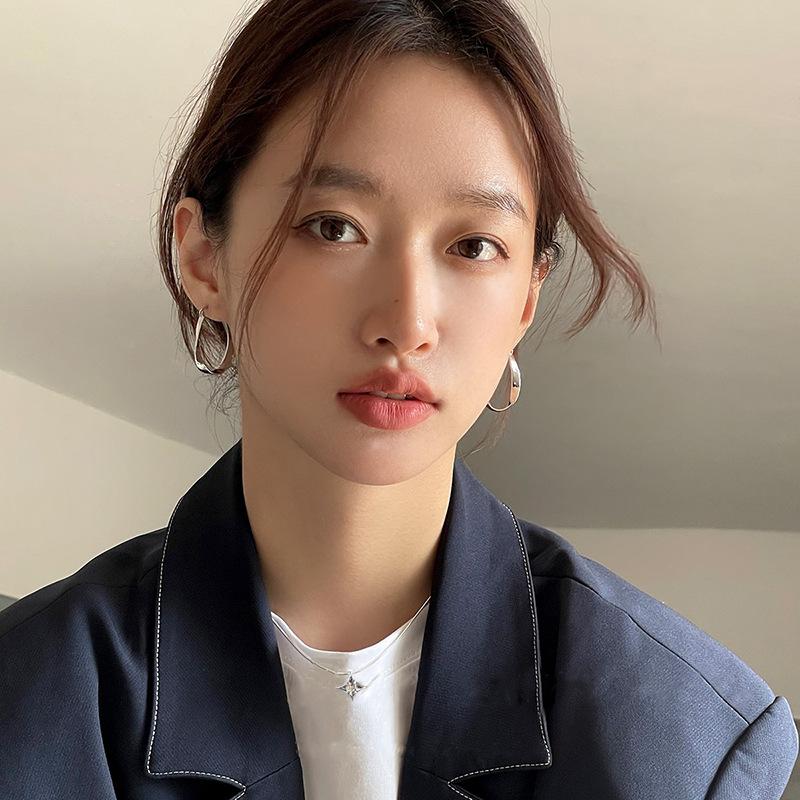 Mobius Ring Ear Buckle Women'S Simple Light Luxury Temperament Circle Plain Circle Earrings Temperament Geometric Earrings