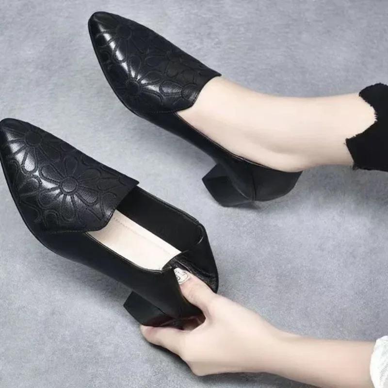 Fashion Fashion Single Shoes for Women In Autumn New Style Embroidered Shallow Pumps Ethnic Style Retro Women's Shoes 2025