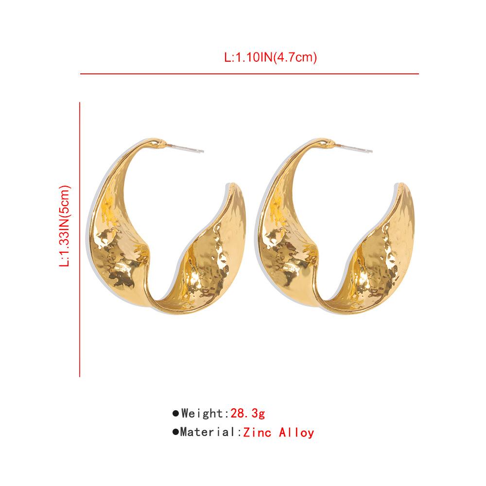 Trendige geometrische unregelmäßige Ohrringe, die trendige Ohrringe mit kreativer Persönlichkeit verkaufen.