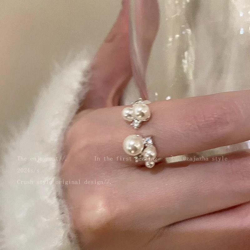 Open-ring Women's Premium Luxury Style Finger Ring with A Small and Unique Design, Featuring A Fashionable and Individualistic Look.