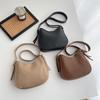 High-end Crescent Handbag For Women With Large Capacity And Retro Vibes