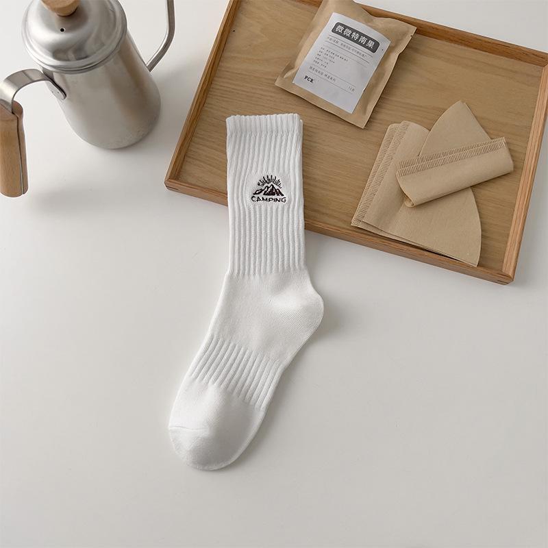 Men's Mid-Calf Snow Mountain Embroidery Retro Sports Socks - Spring & Autumn Style, Classic Thick Thread Cotton Basketball Socks.