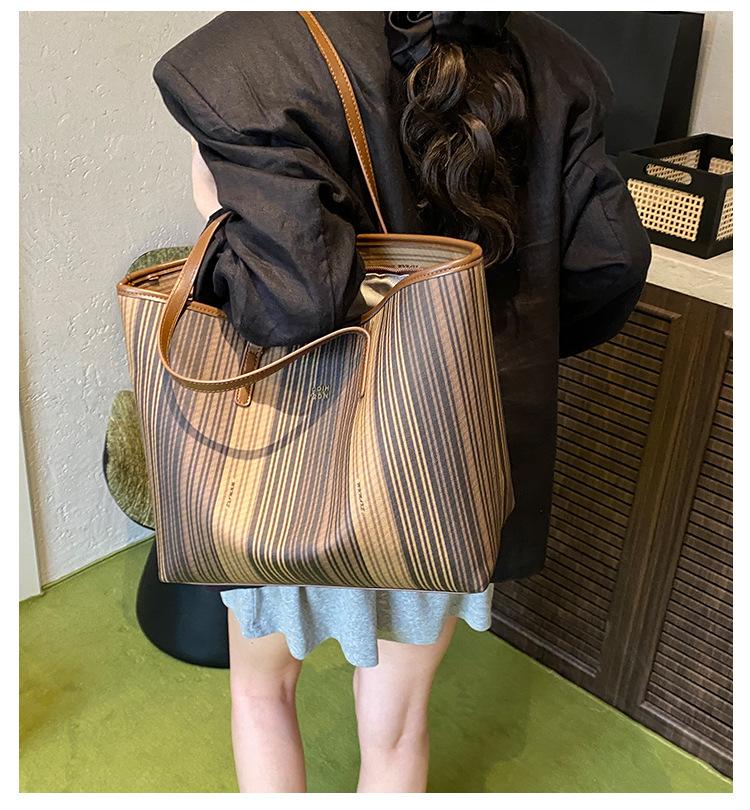 Commuter to work large-capacity bag women's 2025 new trendy fashion high-end portable shoulder bag striped tote bag