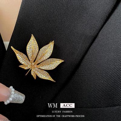 Broche Hoja de Arce con Circonitas Chapado en Oro - Elegante Accesorio de Moda Francés