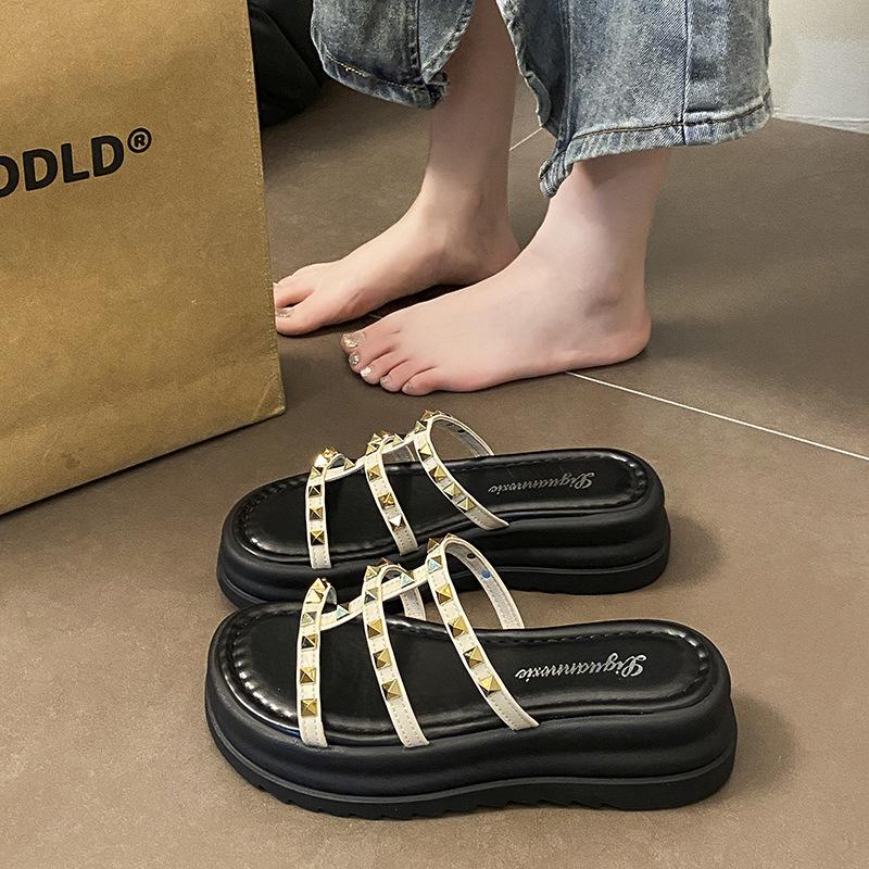 Design Sense Rivet Sandals Women's Summer Wear 2025 New Casual Muffin Thick Bottom Fashionable Versatile One-word Slippers