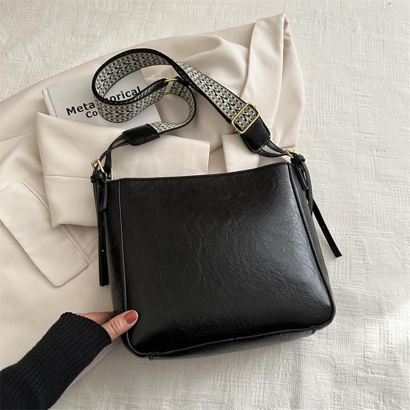 

Stylish Vintage Large Capacity Bucket Bag For Women With Wide Shoulder Strap For Spring чёрный