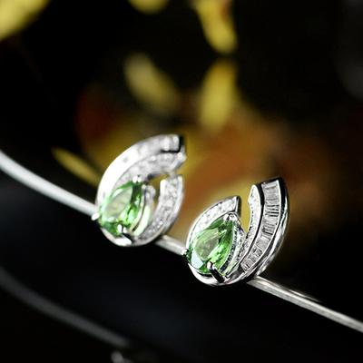 Huitan Boucles d'oreilles à clous en Zircone Cubique Vert Poire Magnifiques Accessoires de Mariage de Fête de Mariage Bijoux Nouveaux Tendance de Luxe pour Femmes