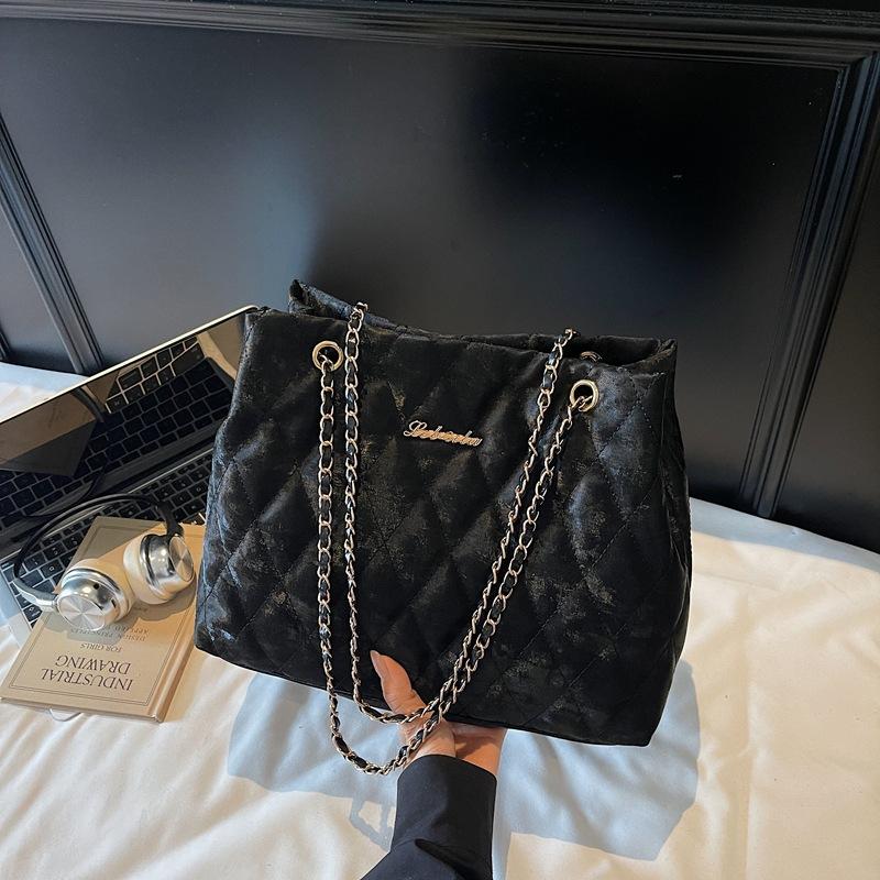 Women's bag 2025 new fashion simple niche fashion foreign style commuting casual diamond shoulder messenger bag