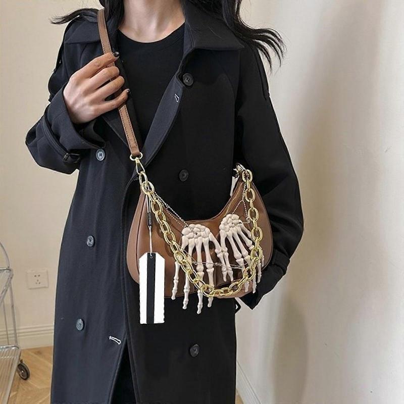 Damska punkowa torba pod pachę ze skóry PU z metalowym łańcuchem, wisiorkiem w kształcie kości szkieletu, torba typu dumpling, torba crossbody na ramię, torebka, jasnobrązowa