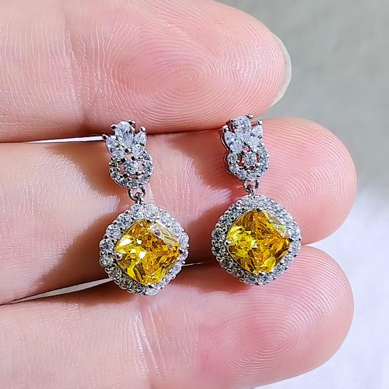 

Темперамент: Универсальная легкая роскошь, высококлассный супер блеск, бриллиантовая корона, серьги-пусеты с цирконом, серьги-кубики сахара с розовым драгоценным камнем Copper