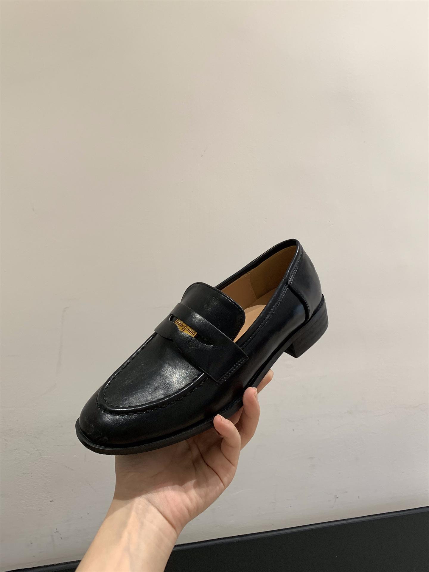 

Лоферы на толстом каблуке, из замши, в стиле ретро, с круглым носком, женская обувь 2025, новые весенне-осенние универсальные маленькие кожаные туфли в британском стиле 34