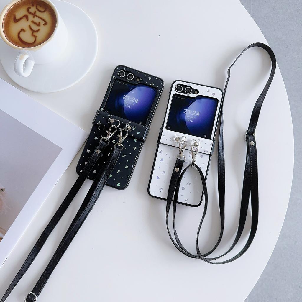 Für Samsung Galaxy Z Flip7 FE 5G/Z Flip6 5G/Z Flip5 5G PU-Leder+PC Handyhülle mit Herz- und Schleifenmuster mit Umhängeband