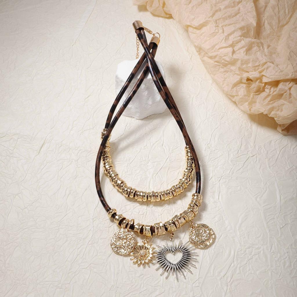 Retro Mode Nischendesign Sinn Doppelt gestapelter Legierung Hohl Liebe Geometrischer Anhänger Leder Damen Halskette