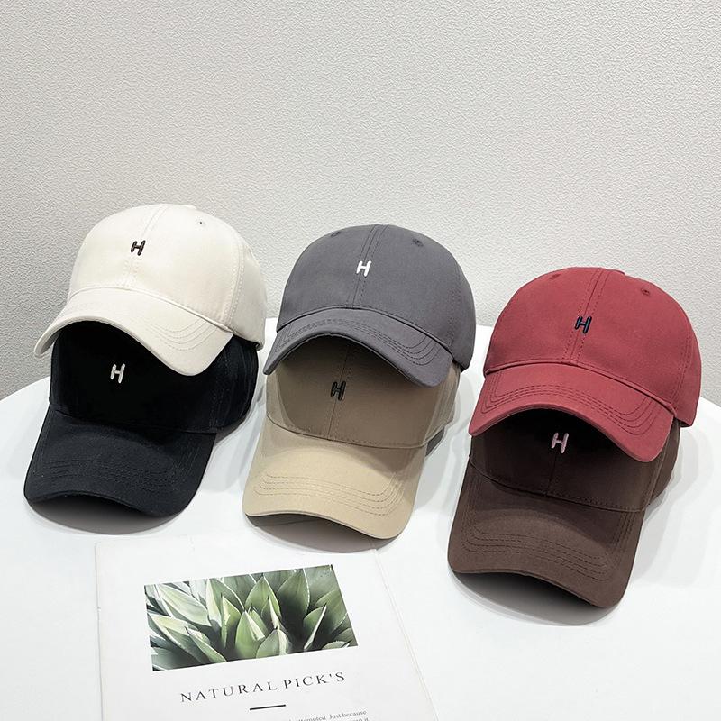 The new Japanese soft-top baseball hat for men and women is simple and versatile, and the small H letter embroidered cap has a curved brim to show