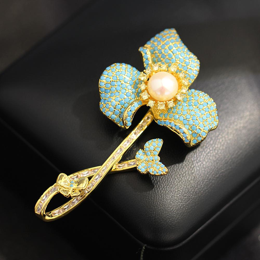 

Niche micro-inlaid blue zircon iris brooch, high-end exquisite natural freshwater pearl bouquet, pin accessories for women