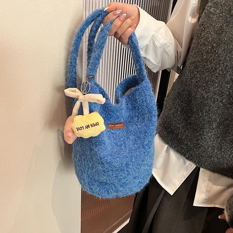 

Winter Fluffy Simple Shoulder Bag Women Fashi Crossbody Bag Soft Wool Cute Design Comfortable and Versatile Texture Bucket Bag синий