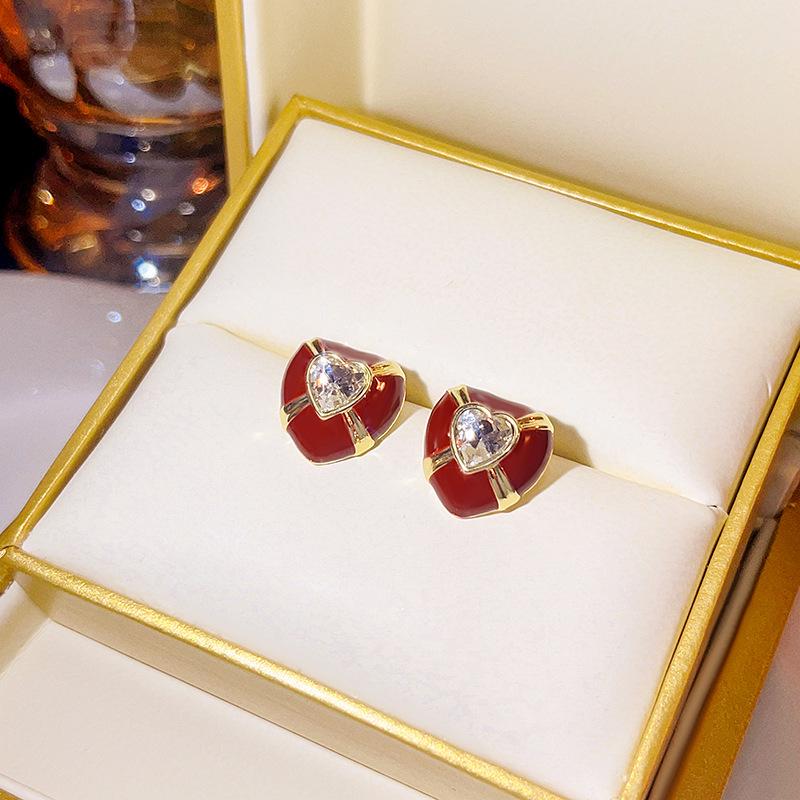 Silver Needle Red Heart Pearl Drip Stud Earrings: French Retro Vintage Ear Cuffs for Autumn and Winter.
