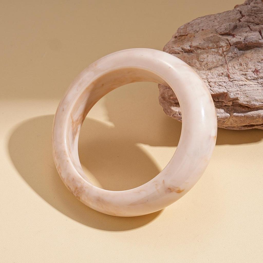 Unique Retro Resin Bracelet: Personalized Fashion Jewelry for Women