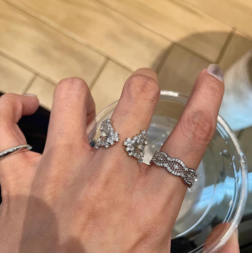 Italienischer Mittelalterlicher Alter Geld Wind Hohlspitze Wabenring Licht Luxus Epoxid Diamant Gebürstet Gestapelter Pferdeaugenring