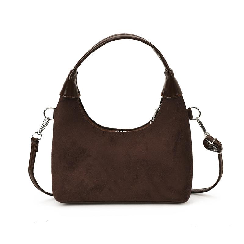 Eine Retro-Umhängetasche mit großem Fassungsvermögen, eine Kettentasche für den Arbeitsweg und eine lässige Nischen-Umhängetasche