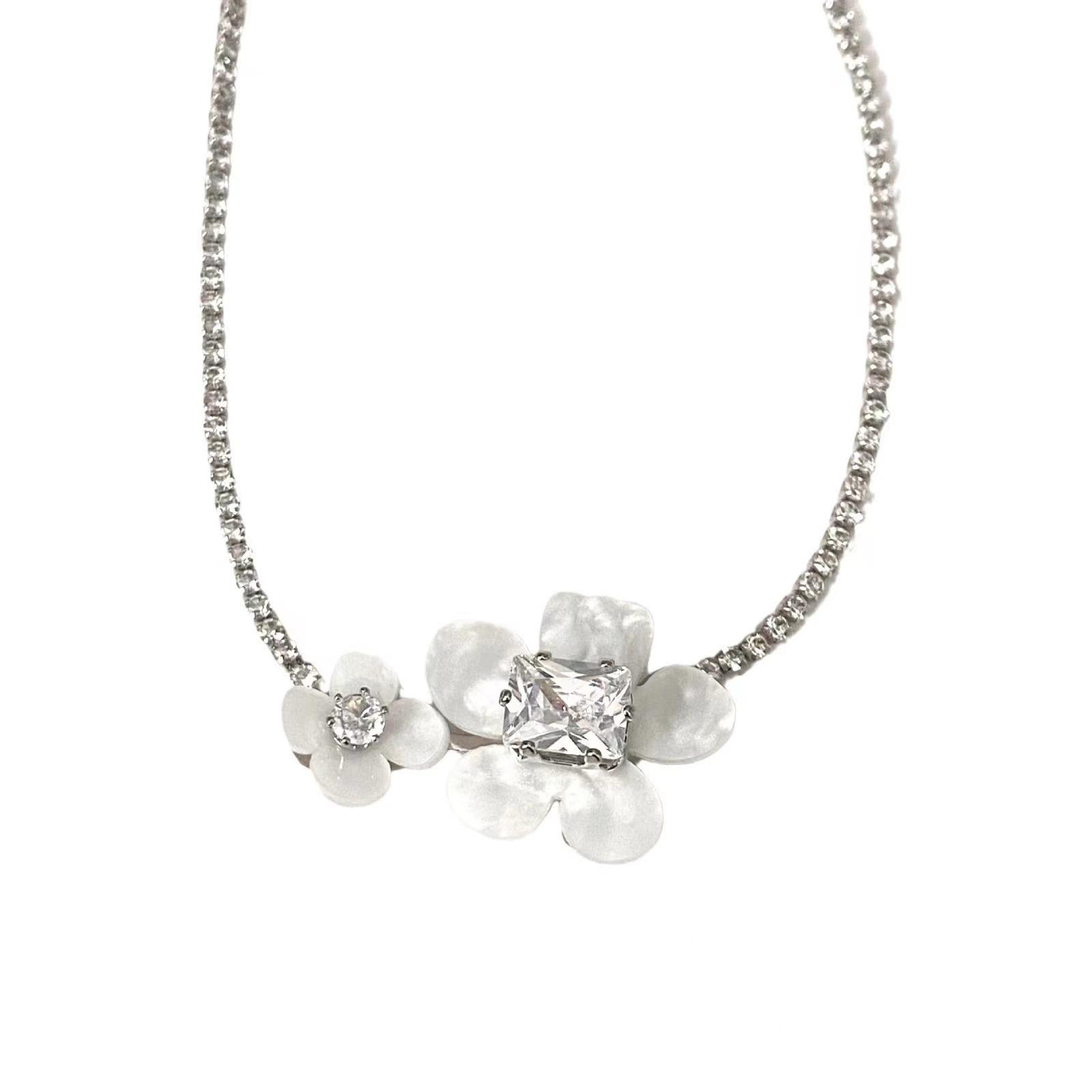 

New splicing white flower necklace high-end sense rhinestone collarbone chain accessories women niche design neck chain accessories women