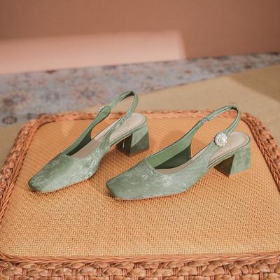 - Chinesischer Stil Französische handgefertigte leichte Luxus geprägte Seide High Heels eckige Spitze dicker Absatz leere Tasche Kopf Sandalen Damen