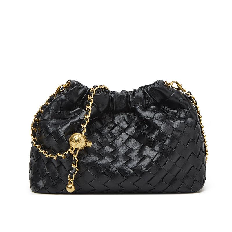 Borsa Tessuta con Catena a Palline Dorate - Borsa a Tracolla alla Moda con Tracolla e Design Pieghettato a Forma di Nuvola.