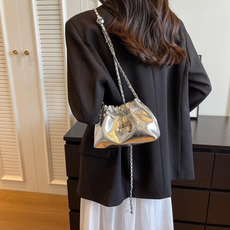 Summer sense niche versatile diagonal span chain bag women's new silver drawstring bucket bag cloud bag