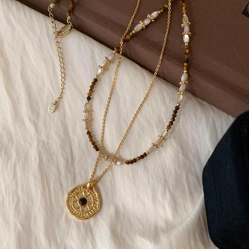 Collier Ras du Cou Empilé avec Pendentif Boussole en Perles de Pierre Naturelle Style Maillard pour Femme, Luxe Léger, Rétro, Polyvalent, Chaîne de Cou, Chaîne de Clavicule