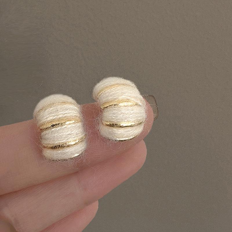 French Baroque Pearl Flower Tassel Earrings: Elegant Silver Needle Studs with a Light Luxury Touch