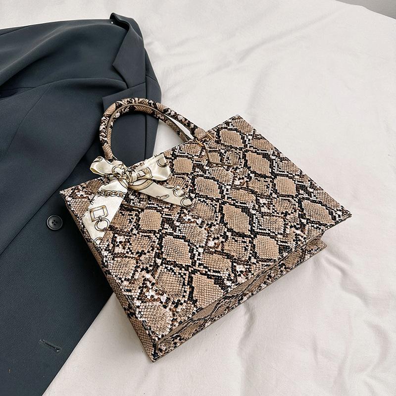 

Трендовая простая сумка для поездок на работу, простая сумка-тоут большой вместимости в иностранном стиле, летняя новая модная повседневная сумка 2024 года хаки