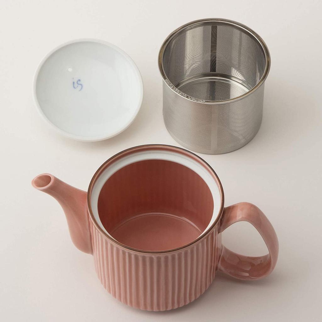 This lightweight teapot features a hand-painted floral lid, a 10cm diameter, and a 470ml capacity in a lovely pink. It includes a super-fine