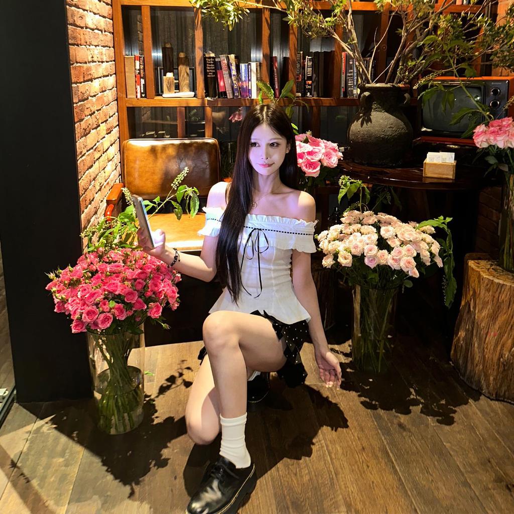 Summer design sense one-word collar short-sleeved T-shirt fashion pure desire wind waist thin off-the-shoulder niche temperament top ins